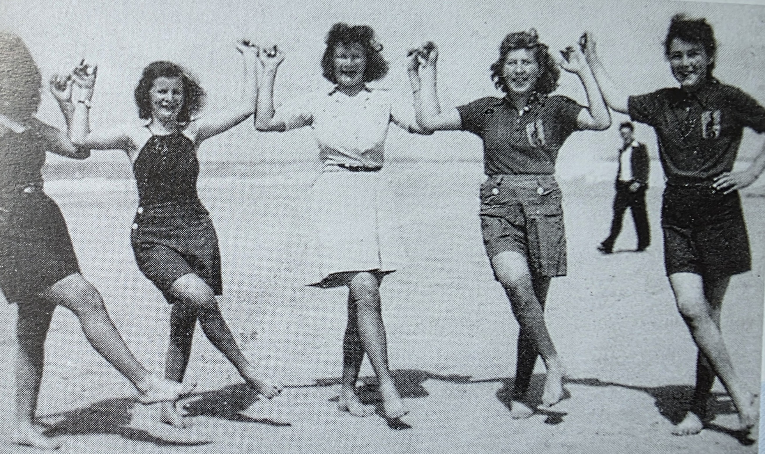 1943 : l'équipe de Basket des Cormorans  à Pors Carn !