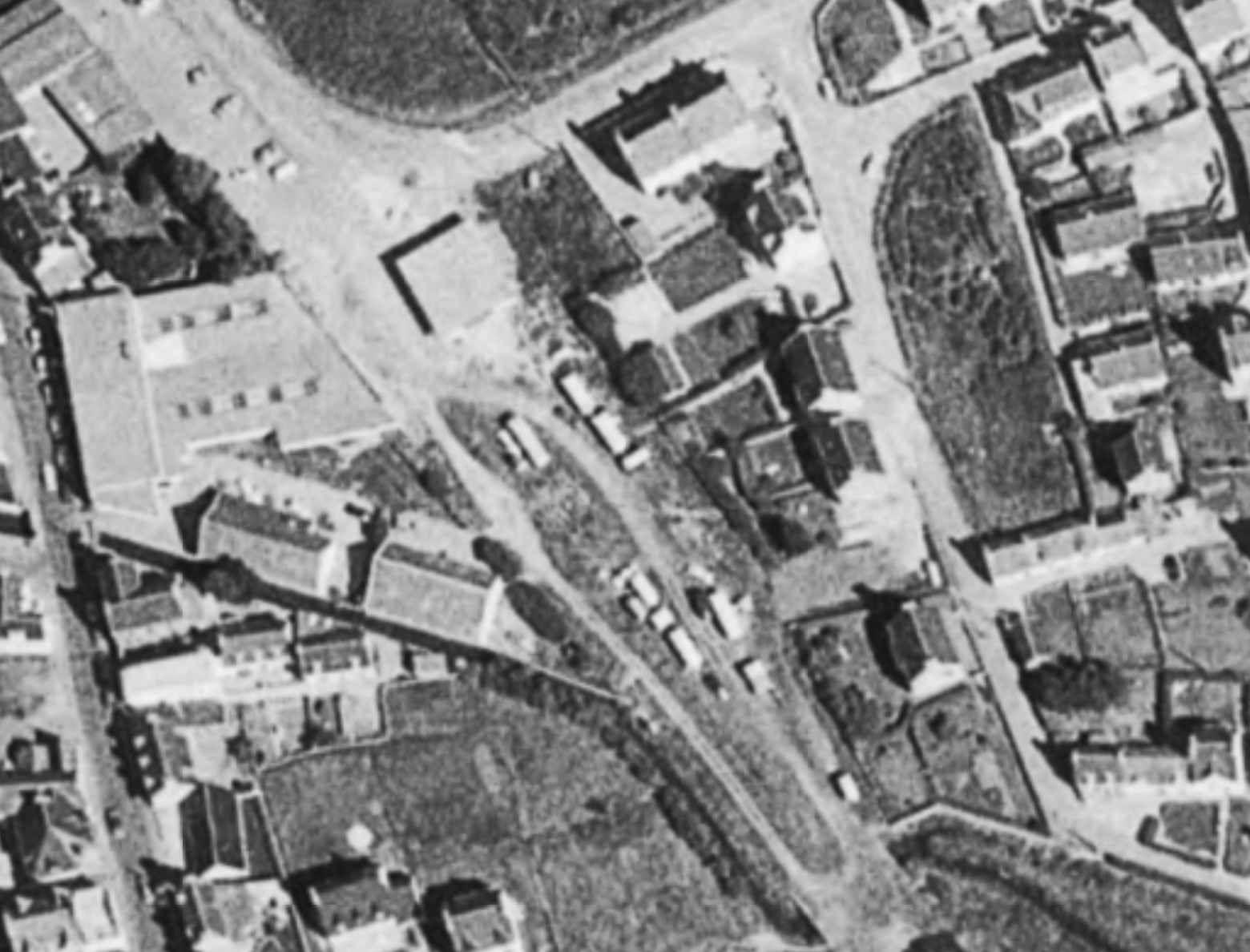 Vue 1950 : les bâtiments de l'ancienne gare sont toujours présents