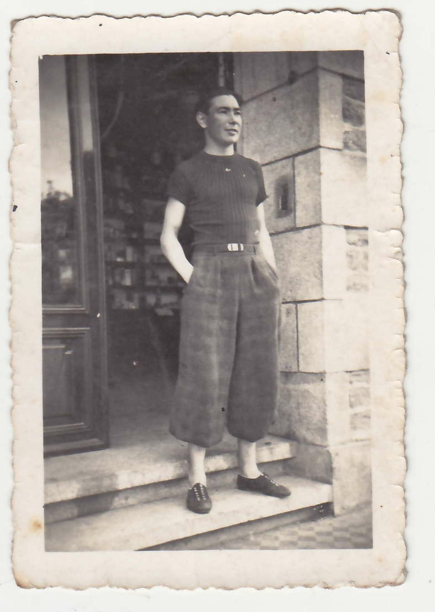 Lucien Larnicol sur le perron de la pharmacie Centrale de son oncle Henri Péron