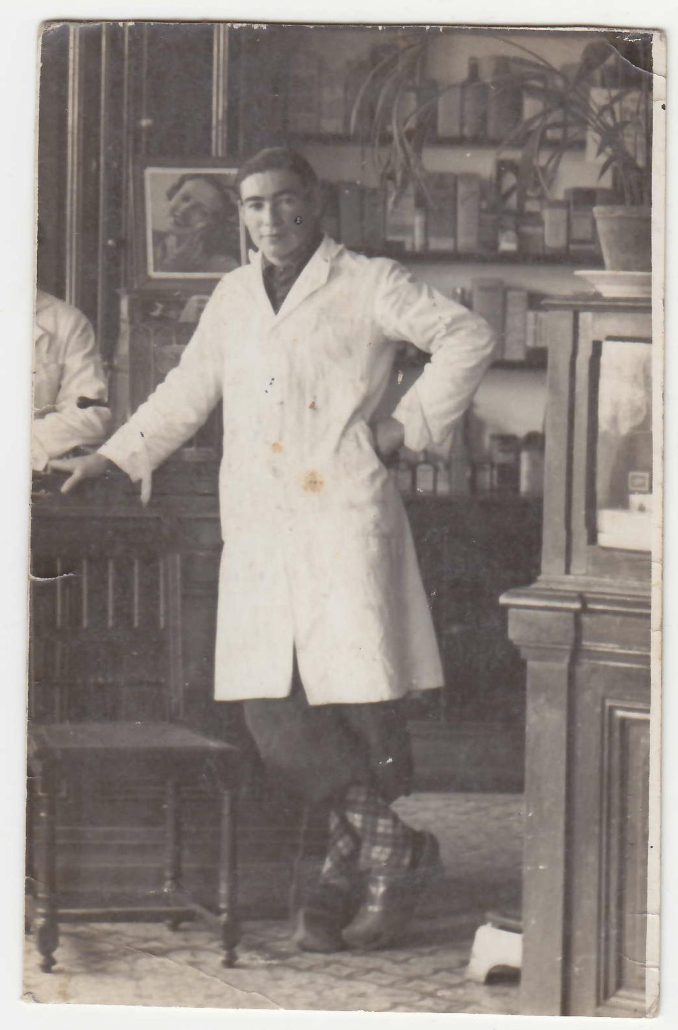 Lucien Larnicol et au fond vue sur la pharmacie de son oncle, Henri Péron.
