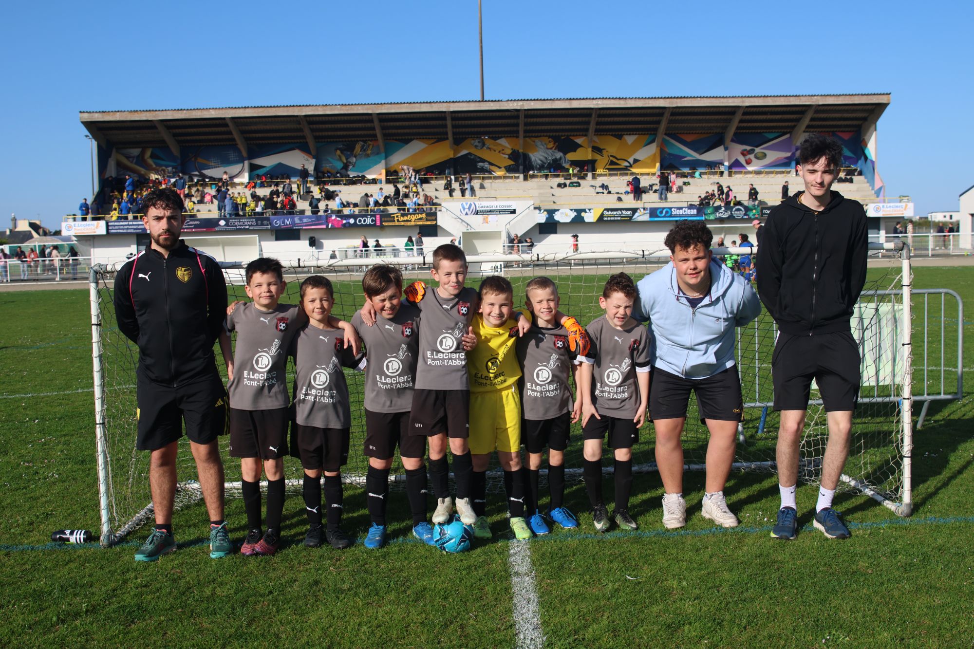 Bix à gauche, Matis et Alex à droite, encadrent leur équipe