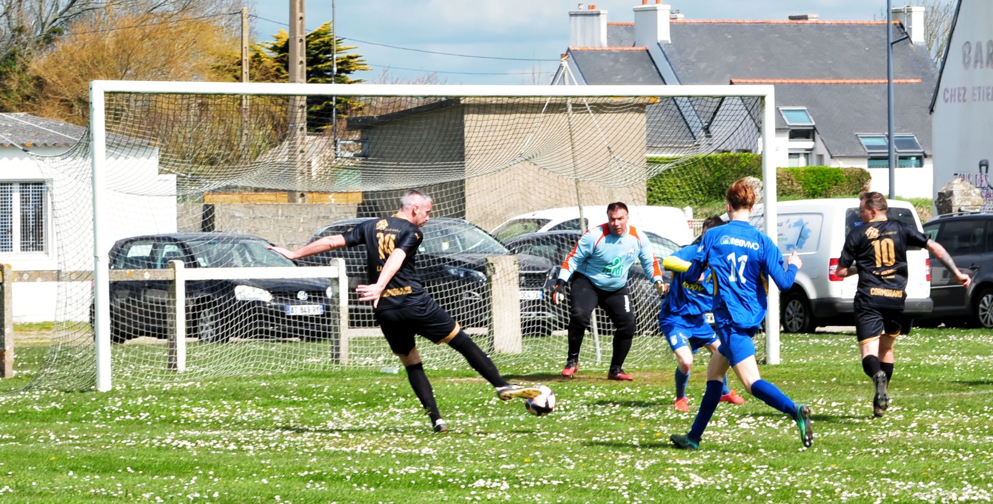 Kev LE CORRE rentre et marque (déjà) un but sur une passe de Olivier CALVEZ qui lui rend ainsi la politesse